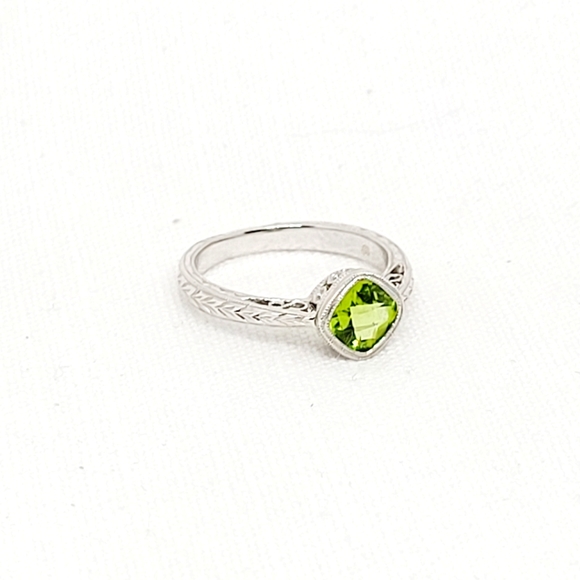 Peridot in white gold ring - Picture 2 of 6